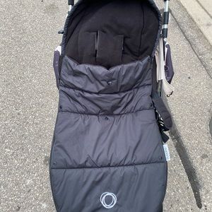 Limited edition Andy Warhol canopy (cars)
Black seat
Includes bugaboo foot muff